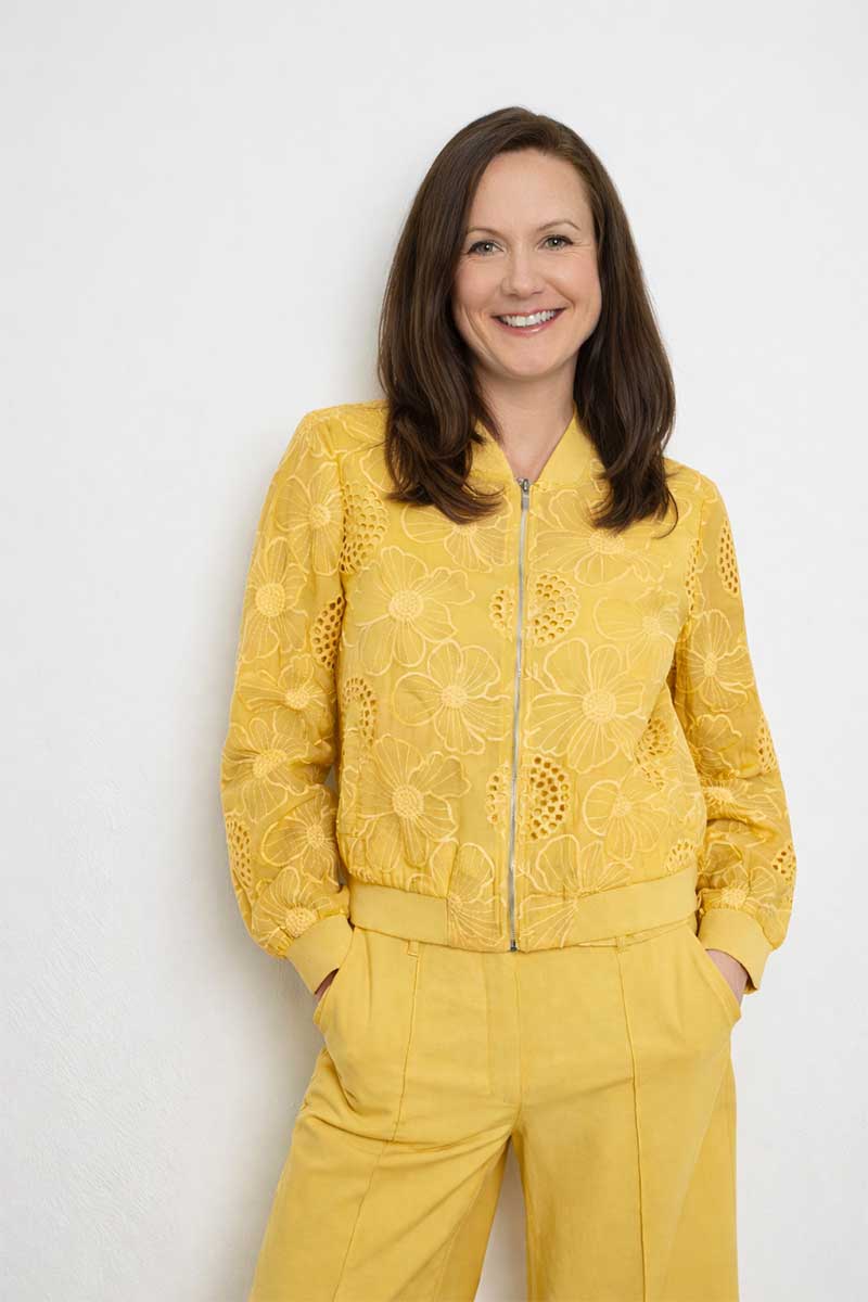 Nina-Linden-in-gelbem-Outfit Psychotherapeutin Nina Linden im Patientengespräch